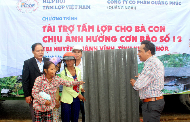 Trao tặng 5.000 tấm lợp cho người dân vùng bão lũ tại tỉnh Khánh Hòa ảnh 1