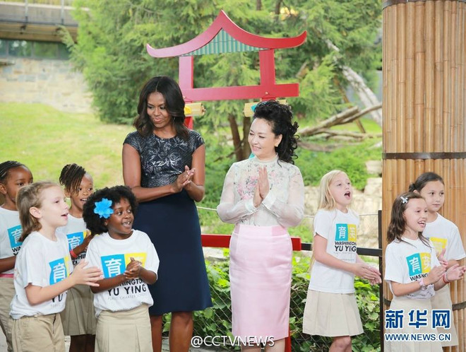 [Photo] Đệ nhất phu nhân Trung Quốc và Mỹ giao lưu trong công viên ảnh 2