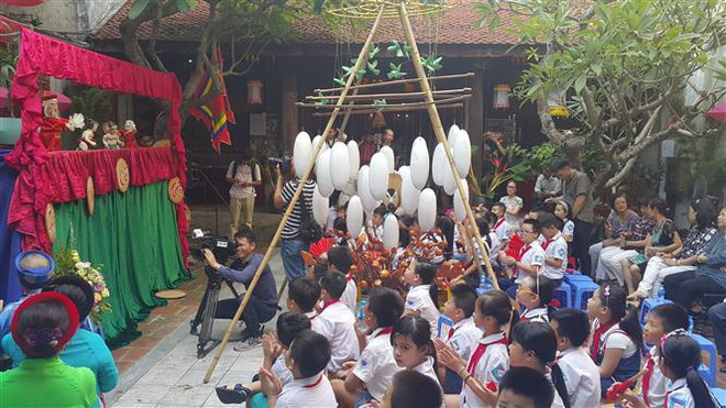 Nghệ nhân đồ chơi dân gian cùng trình diễn tại phố cổ Hà Nội ảnh 1