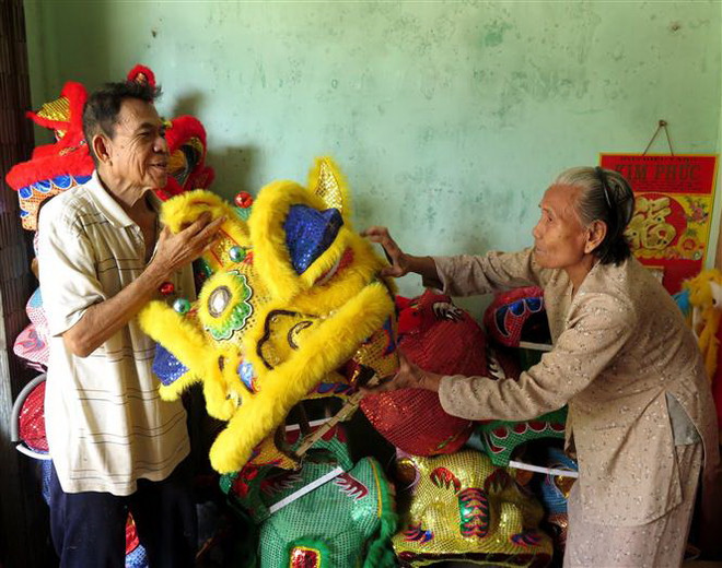 Vợ chồng nghệ nhân Nguyễn Tô (80 tuổi) và bà Trần Thị Tuyết (78 tuổi) với những sản phẩm lân truyền thống. (Ảnh: Phước Ngọc/TTXVN) Đôi vợ chồng “gắn duyên” với nghề làm lân truyền thống gần nửa thế kỷ ảnh 1