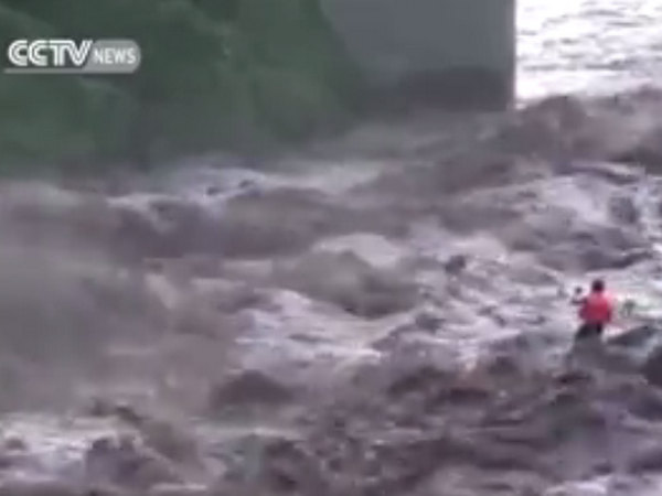 [Video] Người đàn ông đương đầu với dòng nước lũ cuồn cuộn ảnh 1