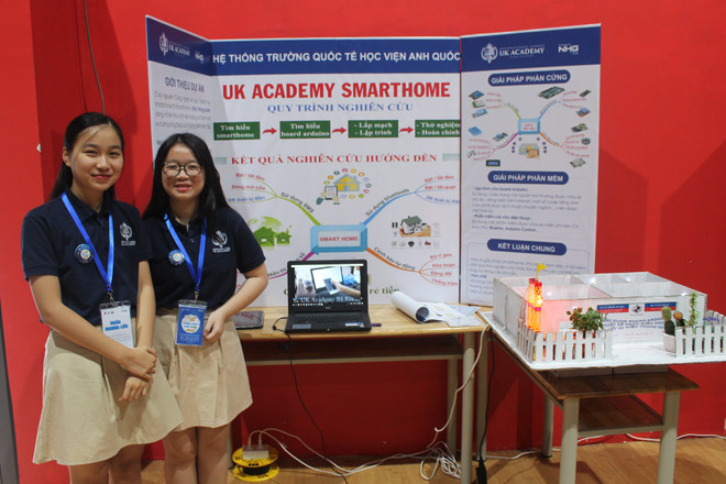 Gia Linh và Yến Nhi bên mô hình dự án Ứng dụng Board Arduino thiết kế mạch điều khiển các thiết bị điện trong nhà. (Nguồn: Vietnam+) Ấn tượng đề tài nghiên cứu ứng dụng của hai “nhà khoa học trẻ” ảnh 1