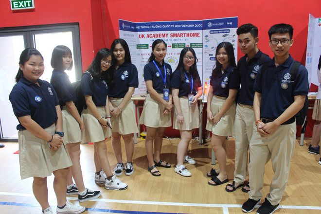 Các em học sinh UK Academy hào hứng tại vòng chung kết cuộc thi “Nhà khoa học trẻ NHG 2018.” (Nguồn: Vietnam+) Ấn tượng đề tài nghiên cứu ứng dụng của hai “nhà khoa học trẻ” ảnh 2
