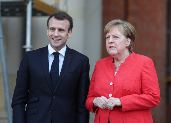 Tổng thống Pháp Emmanuel Macron (ảnh, trái) thăm và làm việc với Thủ tướng Đức Angela Merkel (ảnh, phải) tại thủ đô Berlin, ngày 19/4. (Nguồn: THX/TTXVN) Tổng thống Pháp Emmanuel Macron công du Đức bàn luận cải cách EU ảnh 1