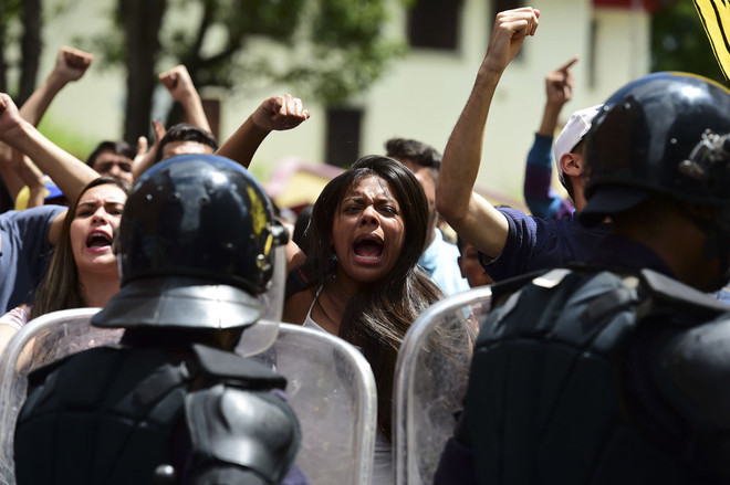 Người dân biểu tình phản đối Tổng thống Venezuela Nicolas Maduro ngày 7/9. (Nguồn: Sputniknews) Toàn cảnh những sự kiện nổi bật diễn ra trong tuần qua ảnh 13