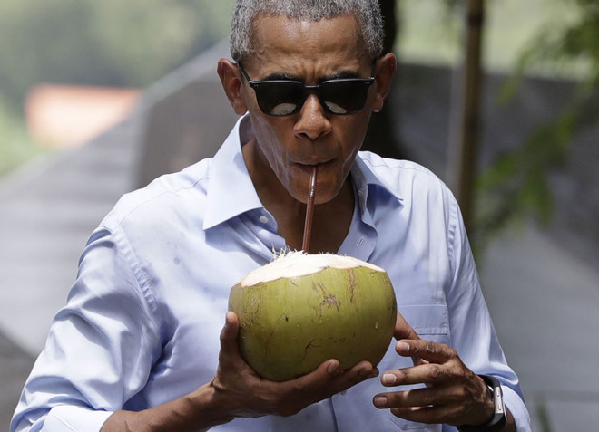 Tổng thống Mỹ Barack Obama uống nước dừa bên dòng sông Mekong ở Luang Prabang (Lào) ngày 7/9. (Nguồn: Sputniknews) Toàn cảnh những sự kiện nổi bật diễn ra trong tuần qua ảnh 12