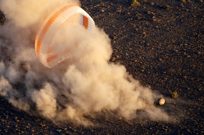 Khoang tàu vũ trụ Soyuz TMA-20M mang đoàn phi hành gia từ trạm vũ trụ quốc tế ISS gồm Jeff Williams (Mỹ) và Oleg Skripochka, Alexey Ovchinin (Nga) hạ cánh gần thị trấn Zhezkazgan (Kazakhstan) ngày 7/9. (Nguồn: Sputniknews) Toàn cảnh những sự kiện nổi bật diễn ra trong tuần qua ảnh 2