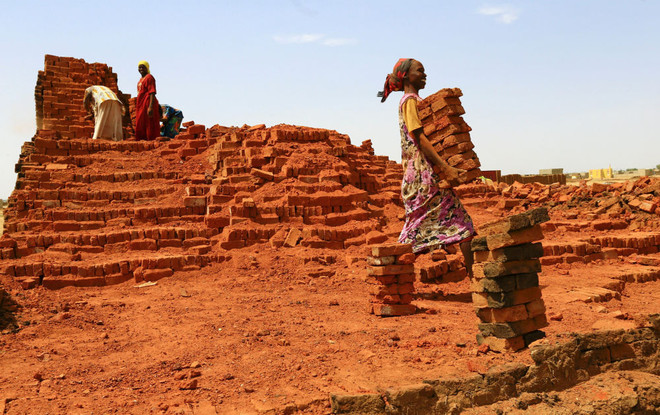 Một phụ nữ đang mang gạch ở Sudan ngày 6/9. (Nguồn: Sputniknews) Toàn cảnh những sự kiện nổi bật diễn ra trong tuần qua ảnh 21