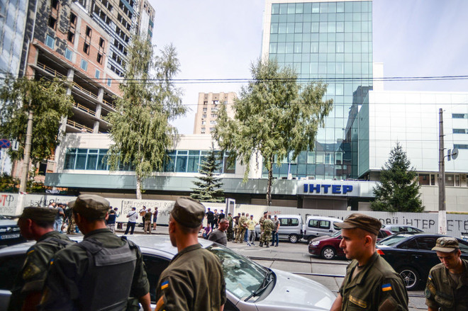 Cảnh sát bên ngoài toà nhà của kênh truyền hình Ukrainian Inter sau khi nơi này bị phóng hoả. (Nguồn: Sputniknews) Toàn cảnh những sự kiện nổi bật diễn ra trong tuần qua ảnh 7