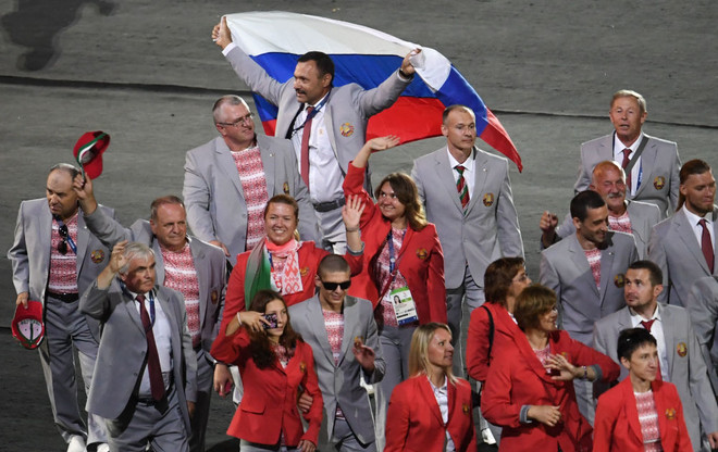 Ông Andrei Fomochkin, Giám đốc Trung tâm huấn luyện Olympic của Belarus đang cầm quốc kỳ Nga diễu hành cùng đoàn vận động viên quốc gia trong lễ khai mạc Rio Paralympic lần thứ 15 ngày 8/9. (Nguồn: Sputniknews) Toàn cảnh những sự kiện nổi bật diễn ra trong tuần qua ảnh 1