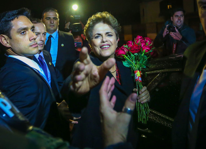 Cựu Tổng thống Brazil Dilma Rousseff chào người ủng hộ khi bà tới sân bay Canoas sau khi rời phủ Tổng thống Alvorada ngày 6/9. (Nguồn: Sputniknews) Toàn cảnh những sự kiện nổi bật diễn ra trong tuần qua ảnh 6