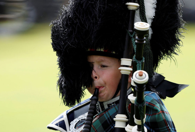 Một em bé thổi kèn trong lễ hội Braemar Highland thường niên ở Scotland. (Nguồn: Sputniknews) Toàn cảnh những sự kiện nổi bật diễn ra trong tuần qua ảnh 15