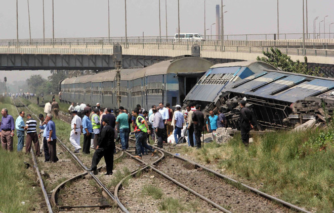 Cảnh sát Ai Cập điều tra vụ tai nạn đường sắt ngoại ô Cairo ngày 7/9. (Nguồn: Sputniknews) Toàn cảnh những sự kiện nổi bật diễn ra trong tuần qua ảnh 5