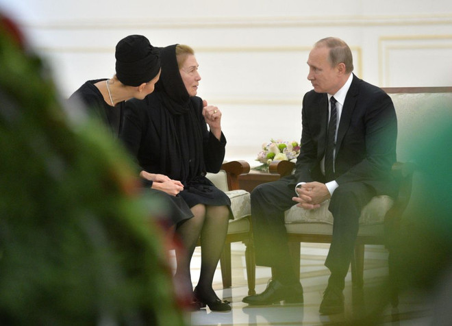 Tổng thống Nga Vladimir Putin bày tỏ sự cảm thông với phu nhân Tổng thống Uzbekistan Islam Karimov's sau khi ông qua đời ngày 6/9. (Nguồn: Sputniknews) Toàn cảnh những sự kiện nổi bật diễn ra trong tuần qua ảnh 16