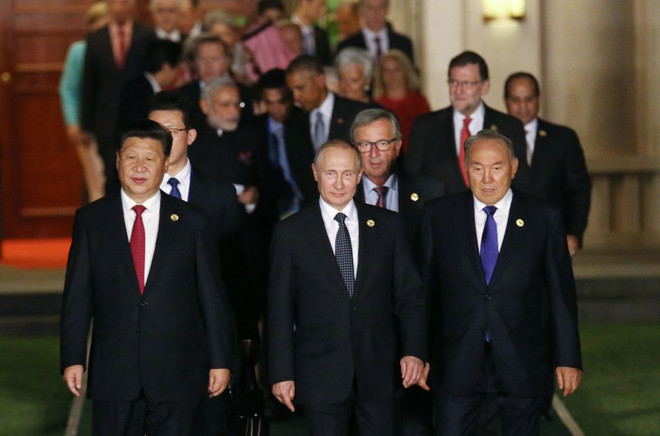 Tổng thống Nga Vladimir Putin (giữa) cùng Chủ tịch Trung Quốc Tập Cận Bình (trái) và Tổng thống Kazakhstan Nursultan Nazarbayev chụp ảnh chung tại Hội nghị thượng đỉnh G20 ngày 4/9. (Nguồn: Sputniknews) Toàn cảnh những sự kiện nổi bật diễn ra trong tuần qua ảnh 3