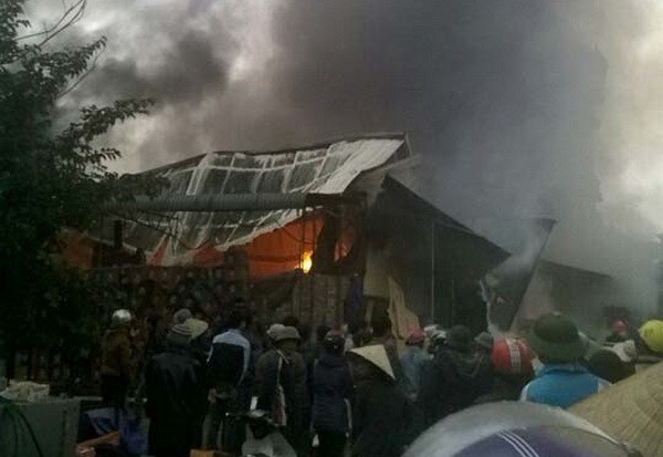 Cháy cơ sở bánh kẹo, đồ uống ở Thanh Hóa, thiệt hại hàng tỷ đồng ảnh 1