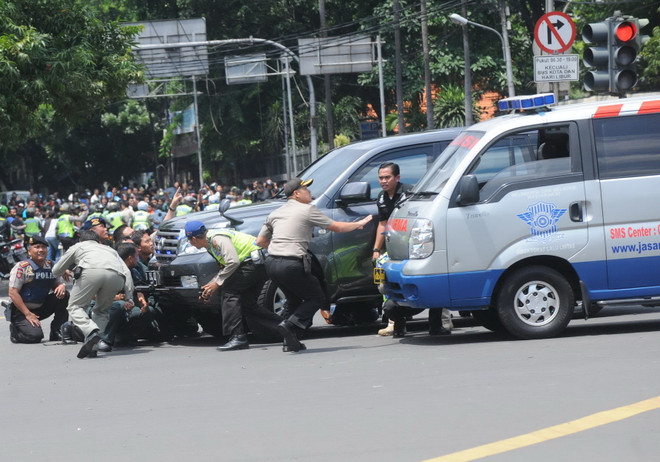 Lực lượng an ninh Indonesia giao tranh với các tay súng ở Jakarta ngày 14/1. (Nguồn: THX/TTXVN) IS chính thức nhận trách nhiệm tấn công khủng bố tại Jakarta ảnh 1