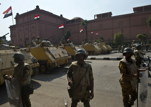 Quân đội Ai Cập gác trước viện bảo tàng trên Quảng trường Tahrir ở Cairo. (Nguồn: AFP/TTXVN) Ai Cập triệt phá hơn 40 nhóm khủng bố kể từ đầu tháng 4 ảnh 1