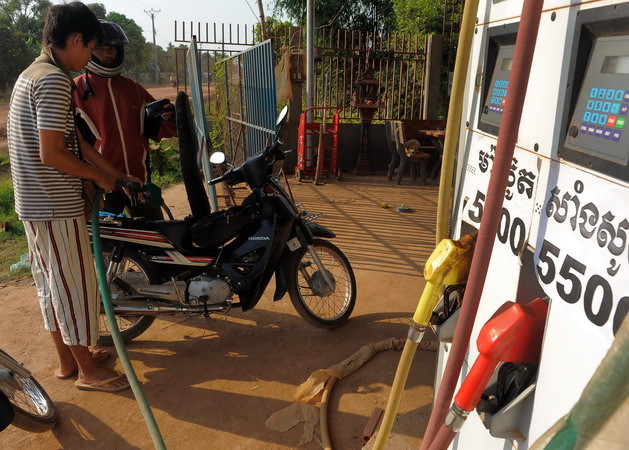 Tại một điểm bán xăng ở tỉnh Kandal, Campuchia ngày. (Nguồn: AFP/TTXVN) Giá dầu diễn biến trái chiều do căng thẳng tại Ukraine ảnh 1