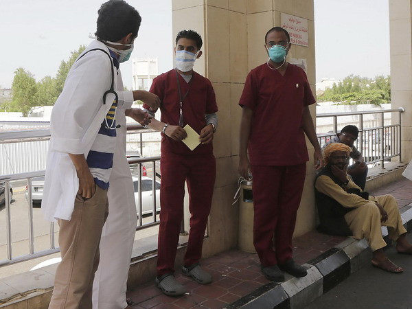 Nhân viên y tế đeo khẩu trang phòng chống MERS tại bệnh viện ở thành phố Jeddah ngày 22/4. (Nguồn: AFP/TTXVN) Saudi Arabia: Số ca tử vong do virus MERS lên tới gần 150 ảnh 1