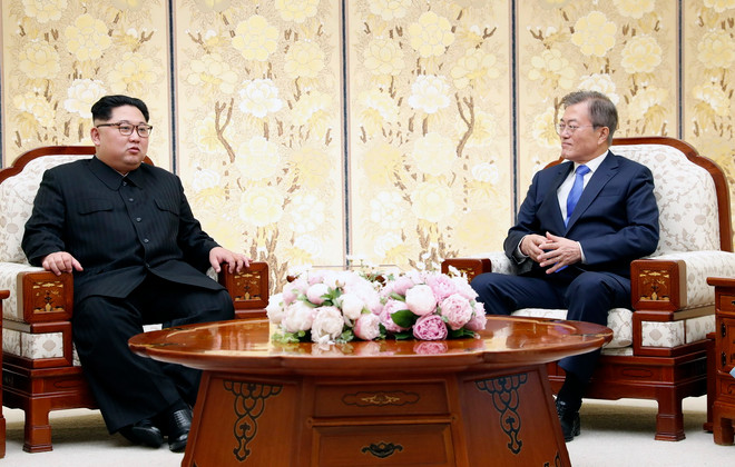 Nhà lãnh đạo Triều Tiên Kim Jong-un (trái) và Tổng thống Hàn Quốc Moon Jae-in tại cuộc gặp ở làng đình chiến Panmunjeom ngày 27/4. (Nguồn: Yonhap/TTXVN) Quốc hội Hàn Quốc không thông qua dự thảo ủng hộ Tuyên bố Panmunjeom ảnh 1