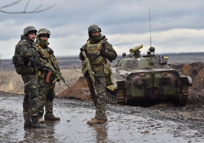 Binh sỹ quân đội Ukraine tại khu vực chiến sự ở ngoại ô thành phố Debaltseve, vùng Donetsk, miền đông Ukraine ngày 24/12/2014. (Nguồn: AFP/TTXVN) Nga cảnh báo về động thái luân chuyển quân của Ukraine tại miền Đông ảnh 1