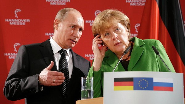 Tổng thống Nga Vladimir Putin và Thủ tướng Đức Angela Merkel. (Nguồn: Reuters) Tổng thống Nga và Thủ tướng Đức điện đàm về tình hình Ukraine ảnh 1