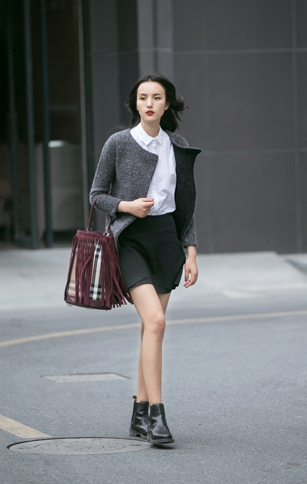 Chiếc túi xách hình cái xô chinh phục những quý cô thời thượng ảnh 6