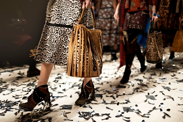 Chiếc túi xách hình cái xô chinh phục những quý cô thời thượng ảnh 1