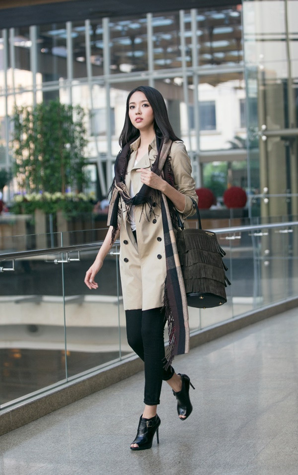 Chiếc túi xách hình cái xô chinh phục những quý cô thời thượng ảnh 7