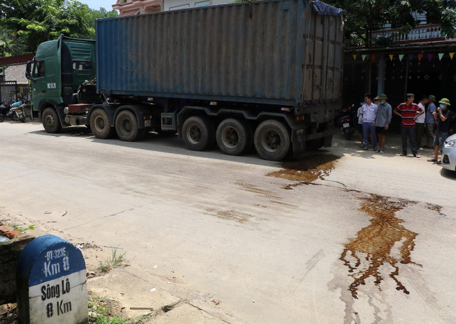 Phú Thọ: Dân vậy chặt, ngăn xe chở rác rò rỉ nước thải vào khu xử lý ảnh 2