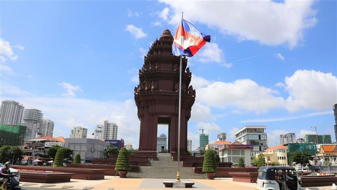 Đài Độc lập ở trung tâm Thủ đô Phnom Penh (Campuchia) sáng 5/8/2023, thời điểm công bố kết quả chính thức cuộc bầu của Quốc hội Campuchia khóa VII. (Ảnh: Hoàng Minh/TTXVN) Campuchia ấn định thời điểm khai mạc Kỳ họp thứ nhất Quốc hội khóa mới ảnh 1
