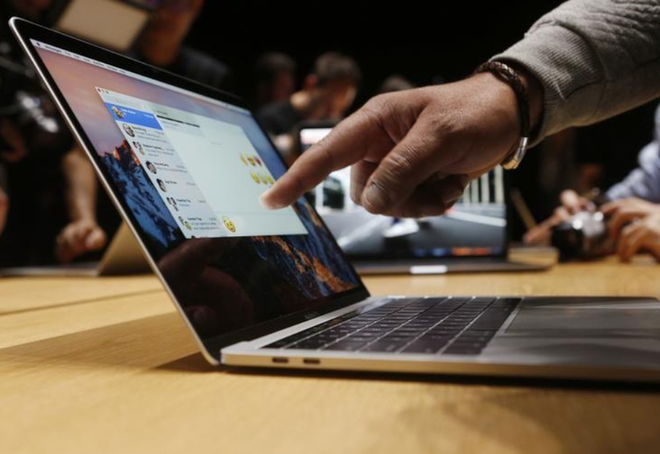 Một mẫu máy tính MacBook Pro tại sự kiện ra mắt năm 2017. (Nguồn: Reuters) Apple thu hồi một số mẫu máy MacBook Pro do lỗi pin quá nhiệt ảnh 1