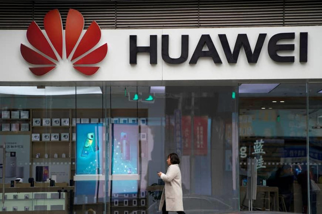 Một cửa hàng bán lẻ điện thoại Huawei ở Thượng Hải. (Nguồn: Reuters) Huawei đã xuất xưởng 100 triệu điện thoại thông minh trong năm nay ảnh 1