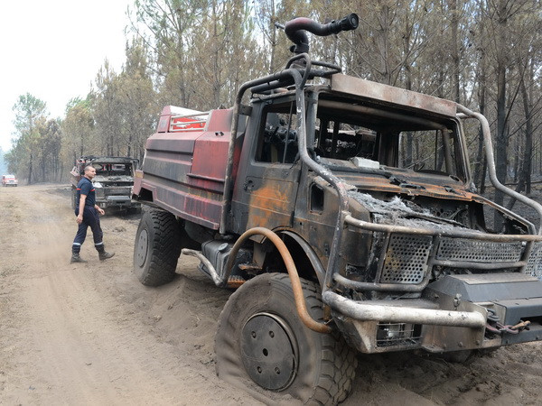 Pháp điều máy bay thả nước chữa cháy rừng, sơ tán 10.000 người ảnh 1