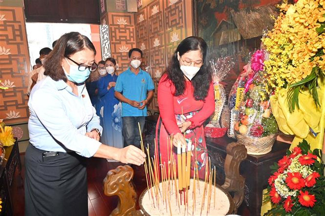 Lãnh đạo TP.HCM dâng hương, dâng hoa tưởng nhớ Chủ tịch Tôn Đức Thắng ảnh 1