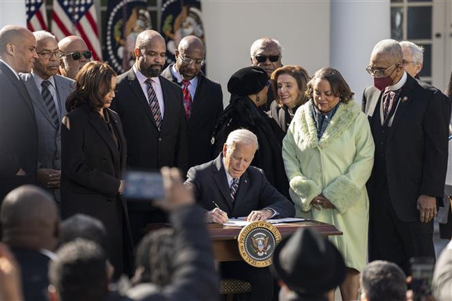 Tổng thống Mỹ Joe Biden ký ban hành luật chống hành động tư hình do phân biệt chủng tộc tại Nhà Trắng, ngày 29/3/2022. (Ảnh: THX/TTXVN) Mỹ ban hành luật chống hành động tư hình do phân biệt chủng tộc ảnh 1