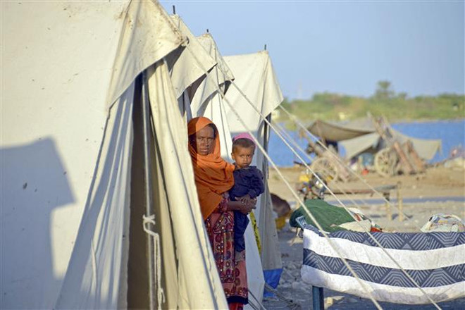 Tháng 10 năm ngoái, Bộ Tài chính Pakistan cho biết ADB cung cấp cho Pakistan khoản cứu trợ lên tới 2,5 tỷ USD nhằm giúp nước này khắc phục hậu quả lũ lụt. (Ảnh: AFP/TTXVN) ADB dành 20,5 tỷ USD hỗ trợ khu vực châu Á-Thái Bình Dương năm 2022 ảnh 1