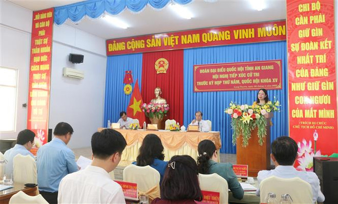 Quang cạnh buổi tiếp xúc cử tri thành phố Long Xuyên (tỉnh An Giang). (Ảnh: Công Mạo/TTXVN) Phó Chủ tịch nước Võ Thị Ánh Xuân tiếp xúc cử tri tại An Giang ảnh 3