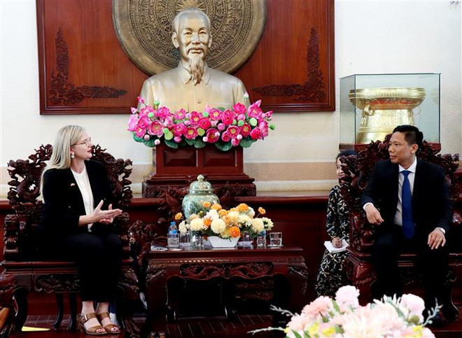Phó Chủ tịch Ủy ban Nhân dân thành phố Cần Thơ Nguyễn Thực Hiện tiếp và làm việc với Đại sứ Thụy Điển tại Việt Nam Ann Måwe. (Ảnh: Thu Hiền/TTXVN) Thúc đẩy hợp tác thương mại-đầu tư giữa Thụy Điển và thành phố Cần Thơ ảnh 1