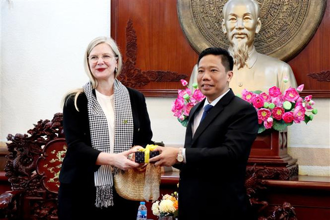Đại sứ Thụy Điển Ann Måwe tặng quà lưu niệm cho lãnh đạo chính quyền thành phố Cần Thơ. (Ảnh: Thu Hiền/TTXVN) Thúc đẩy hợp tác thương mại-đầu tư giữa Thụy Điển và thành phố Cần Thơ ảnh 2