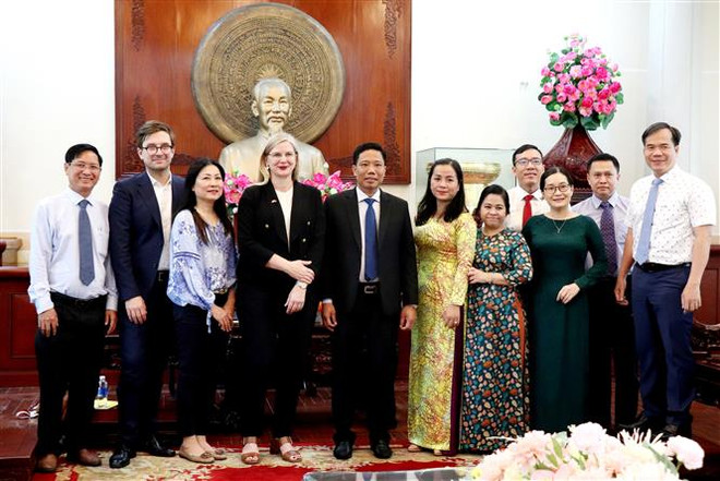 Đại diện chính quyền thành phố Cần Thơ và Đại sứ Thụy Điển tại Việt Nam Ann Måwe. (Ảnh: Thu Hiền/TTXVN) Thúc đẩy hợp tác thương mại-đầu tư giữa Thụy Điển và thành phố Cần Thơ ảnh 3