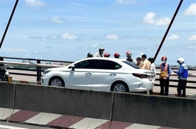 Nam phóng viên kịp thời ngăn người phụ nữ định nhảy cầu Cần Thơ ảnh 2