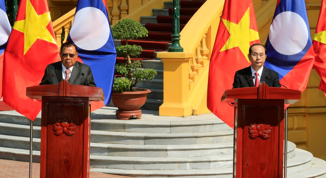 Chủ tịch nước Trần Đại Quang và Tổng Bí thư, Chủ tịch nước Lào Bounnhang Vorachith đồng chủ trì buổi họp báo kết thúc Năm đoàn kết hữu nghị Việt Nam-Lào, Lào-Việt Nam. (Ảnh: Nhan Sáng/TTXVN) Lãnh đạo Việt Nam, Lào họp báo bế mạc Năm Đoàn kết Hữu nghị 2017 ảnh 1