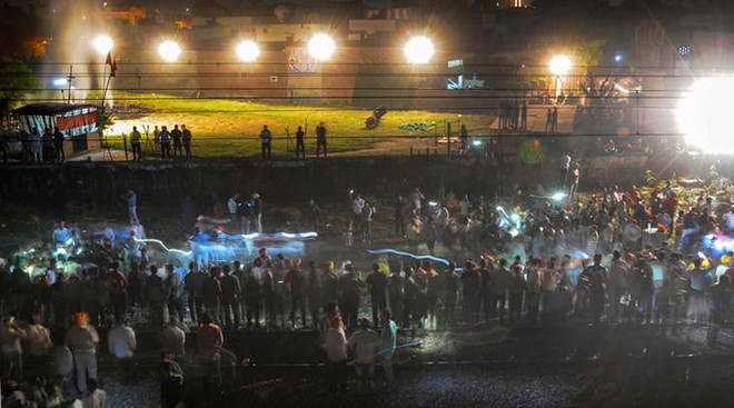 Đứng giữa đường ray xem pháo hoa, ít nhất 50 người bị tàu đâm chết ảnh 1