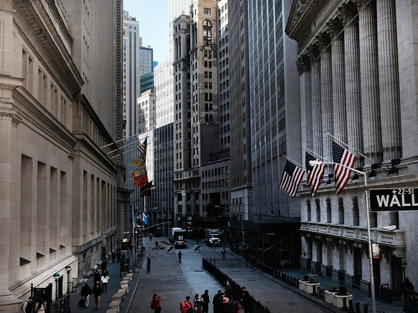 Chỉ số Dow Jones vượt ngưỡng 18.000 điểm sau chín tháng ảnh 1