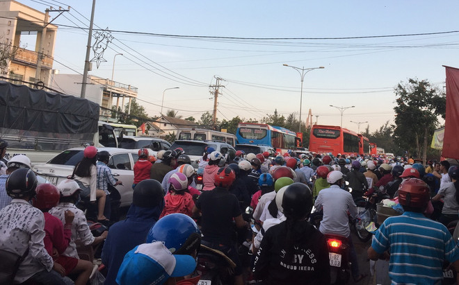 TP Hồ Chí Minh: Người dân ùn ùn đổ về sau nghỉ lễ, phà Cát Lái quá tải ảnh 1