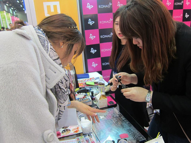 [Video] Cách làm móng nghệ thuật ở nhà chỉ với nửa phút ảnh 1