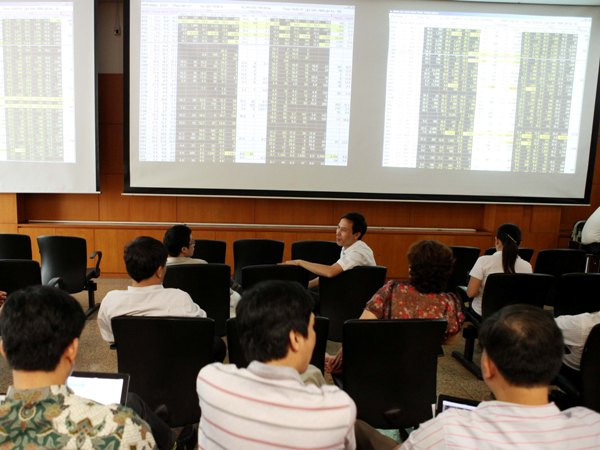 Chứng khoán đỏ sàn, chỉ số VN-Index quay đầu giảm hơn 5 điểm ảnh 1