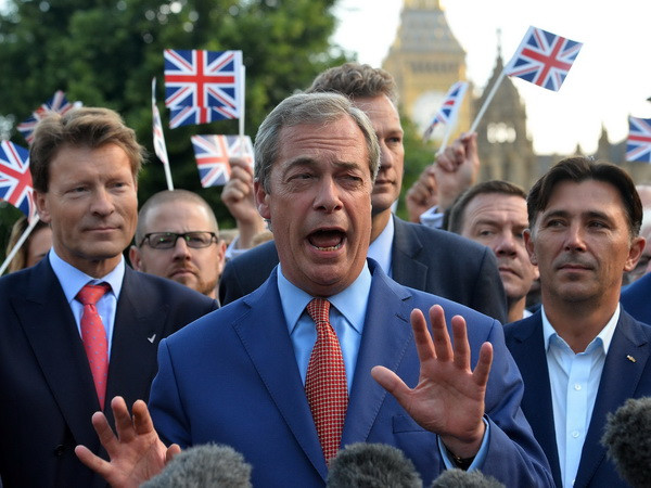 Thủ lĩnh đảng UKIP kêu gọi Thủ tướng Cameron từ chức ảnh 1